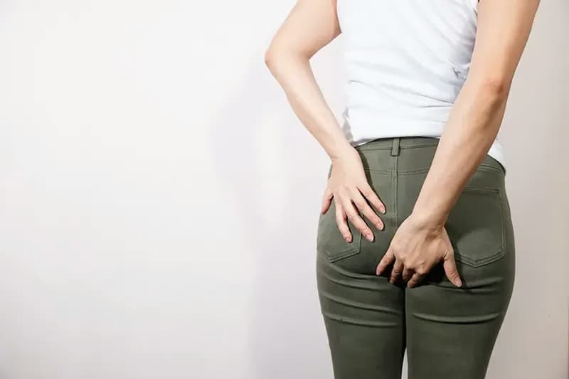 Són phân (đại tiện không tự chủ): Nguyên nhân, dấu hiệu và cách xử trí