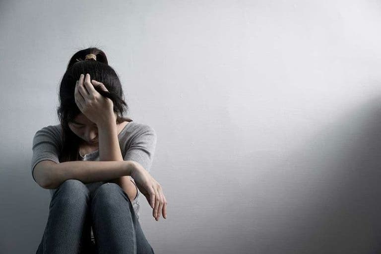 Chứng sợ khoảng rộng (Agoraphobia): Nguyên nhân, triệu chứng và cách chẩn đoán