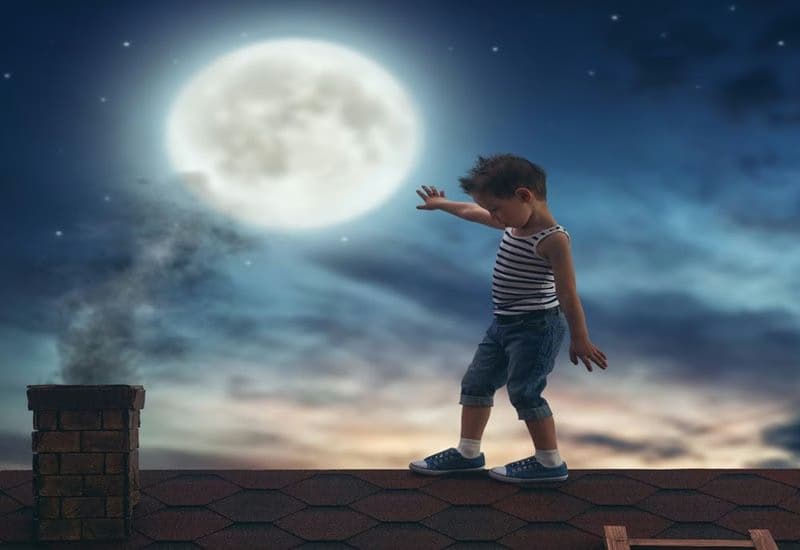 Mộng du: Nguyên nhân, dấu hiệu và cách xử trí
