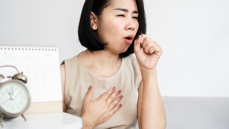 COVID-19 ho ra máu: Nguyên nhân và cách xử trí