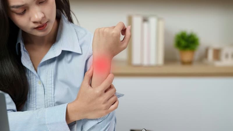 Đau cổ tay khi chống tay: Nguyên nhân và cách chăm sóc