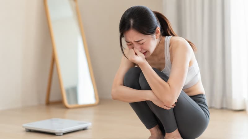 Khóc có giảm cân không và vì sao có cảm giác nhẹ người sau khi khóc