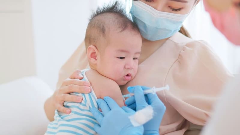 Không có phản ứng sau tiêm vắc xin có sao không?