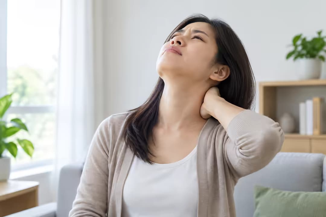Cảm giác ngửa cổ ra sau thấy đau cảnh báo bệnh gì