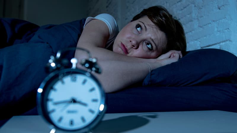 Nửa đêm thức dậy có nên uống nước không và uống thế nào để không mất ngủ