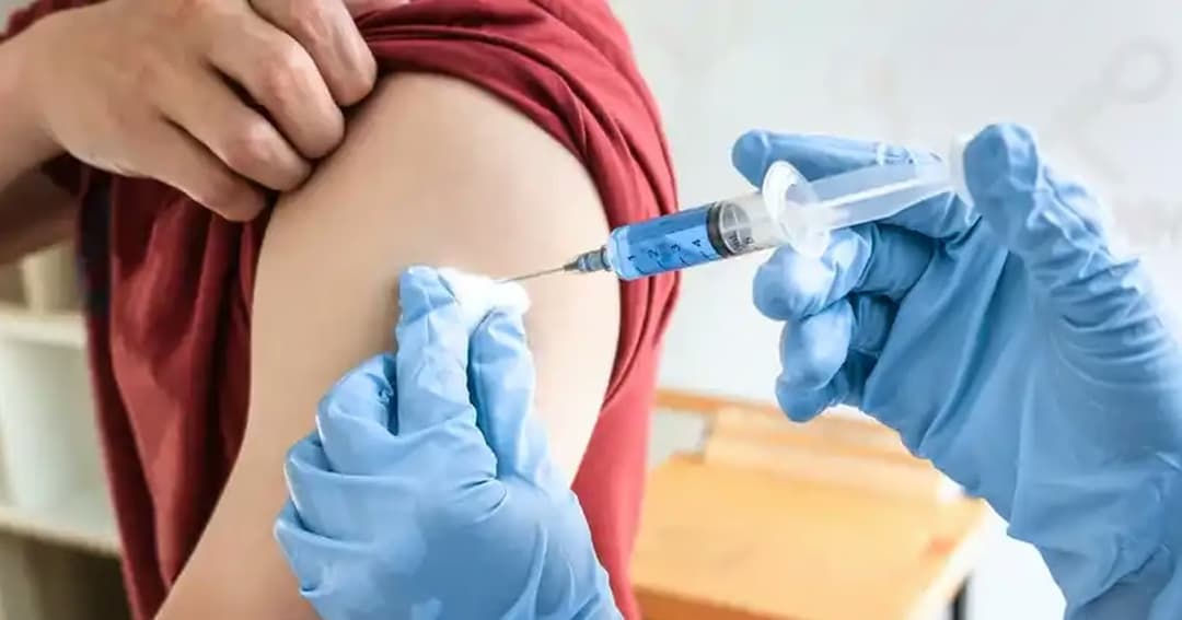 Nên tiêm vắc xin não mô cầu B hay BC cho trẻ và người lớn