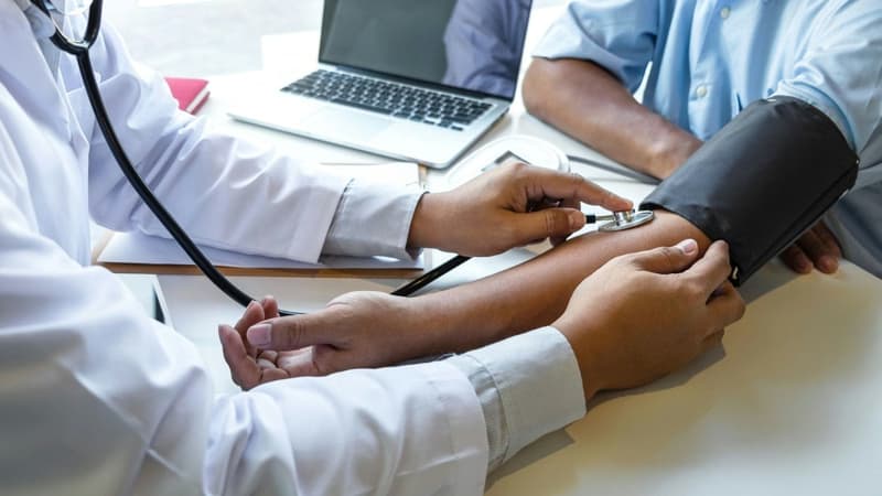 Cách quấn vòng bít máy đo huyết áp đúng chuẩn và các lưu ý trước khi đo