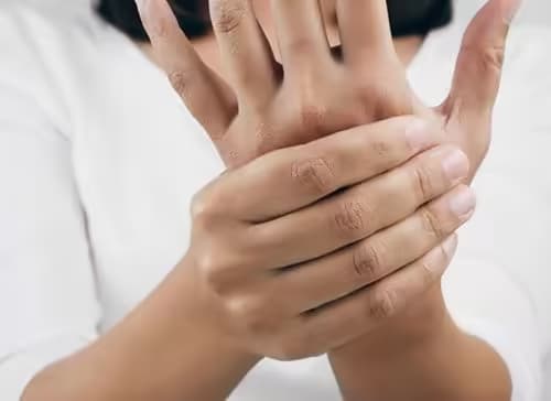 Hiện tượng tê bì: Bản chất, nguyên nhân thường gặp và định cách xử trí