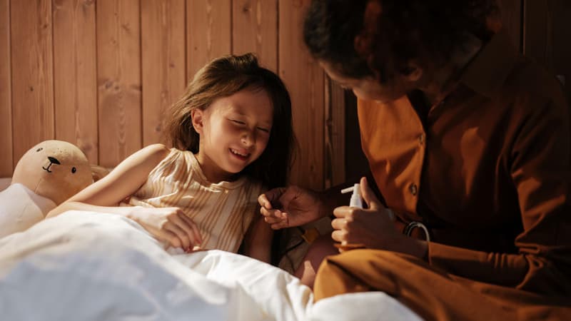Tắm mưa đầu mùa cho trẻ: Vì sao phụ huynh nên tránh và cách xử lý đúng