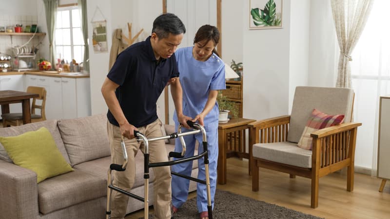 Tập đi với khung walker và gậy sau đột quỵ đúng cách