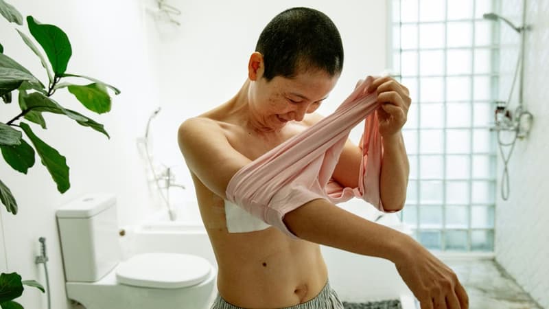 Cách tự mặc quần áo bằng một tay an toàn cho người sau đột quỵ