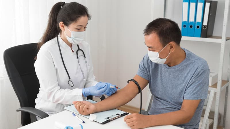 Xét nghiệm định kỳ giúp phát hiện sớm các bệnh mạn tính tiềm ẩn