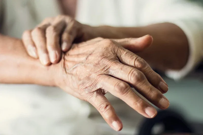 Bàn tay người cao tuổi bị run do bệnh Parkinson