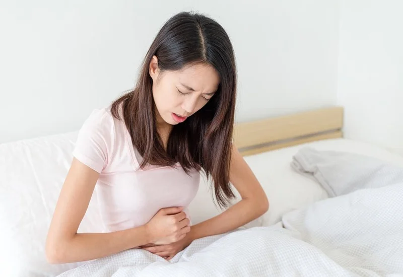 Phụ nữ cảm thấy đau bụng và khó chịu trước kỳ kinh nguyệt