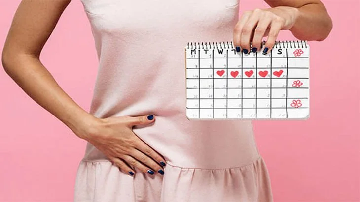 Người phụ nữ lo lắng về tình trạng chậm kinh