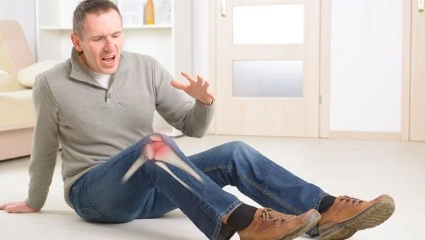 Nam giới gặp chấn thương xương khớp do té ngã trong sinh hoạt hàng ngày