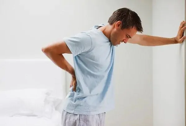 Người đàn ông lớn tuổi bị đau lưng do ảnh hưởng của bệnh loãng xương