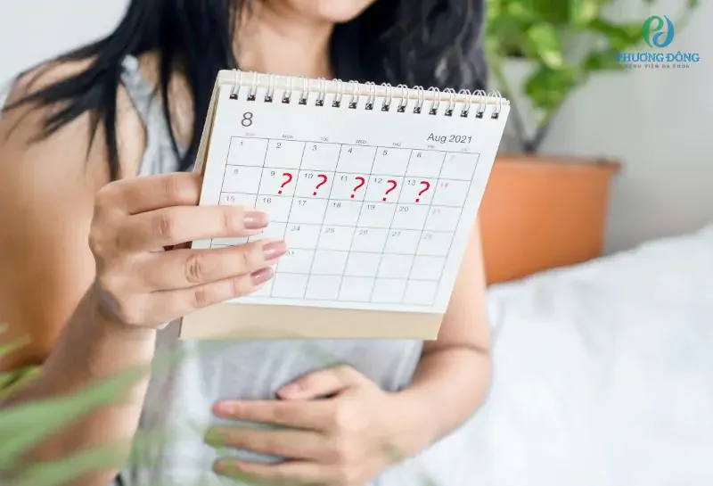 Phụ nữ theo dõi chu kỳ kinh nguyệt trên lịch