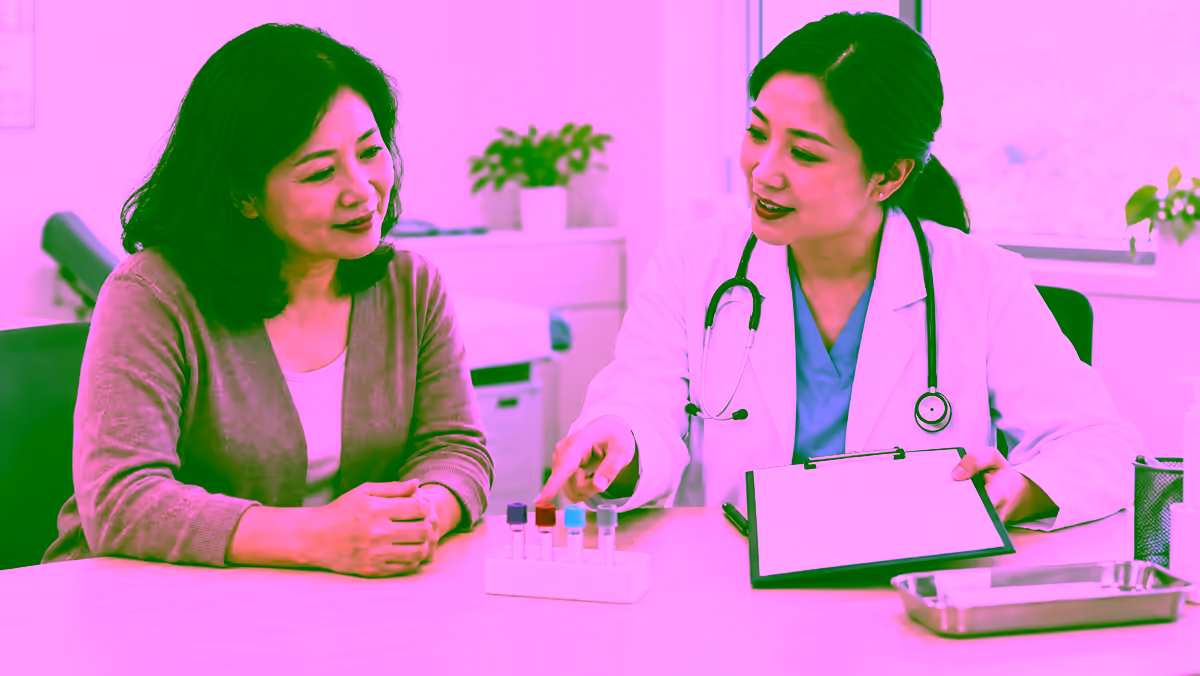 Người bệnh được bác sĩ tư vấn kế hoạch xét nghiệm tầm soát ung thư