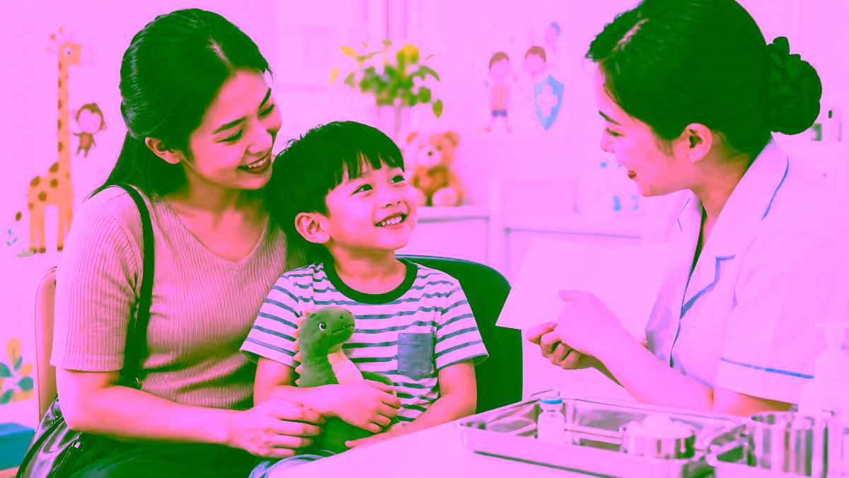 Phu huynh dua tre nam tuoi den bac si tu van tiem vac xin phe cau