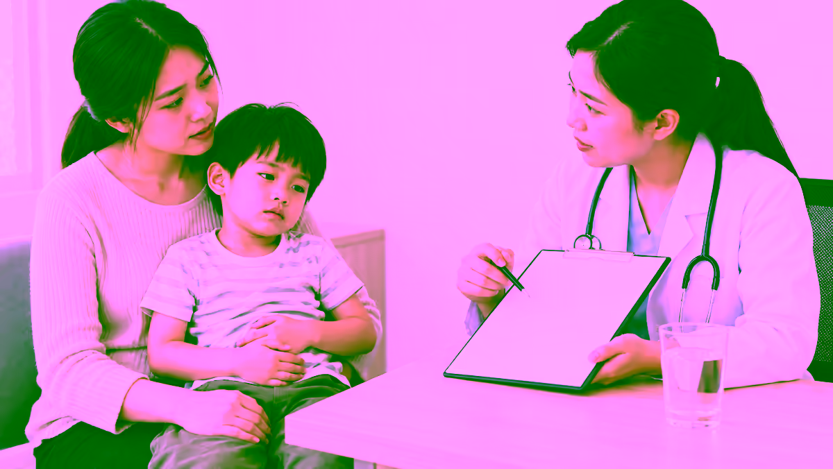 Trẻ đau bụng được mẹ đưa đi khám và bác sĩ tư vấn chăm sóc