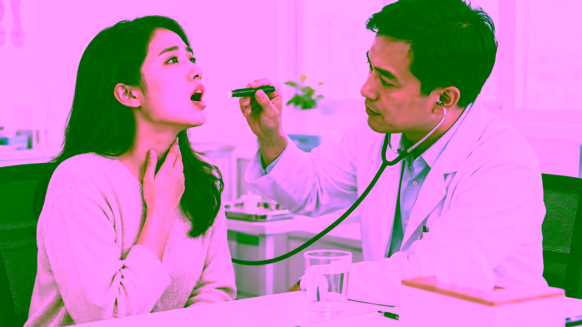 Người bệnh đau họng được bác sĩ khám và hướng dẫn chăm sóc