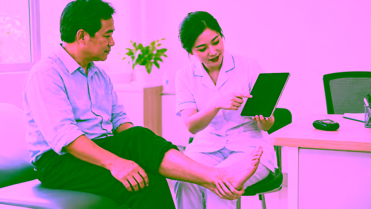 Điều dưỡng kiểm tra bàn chân và hướng dẫn người bệnh đái tháo đường theo dõi sức khỏe