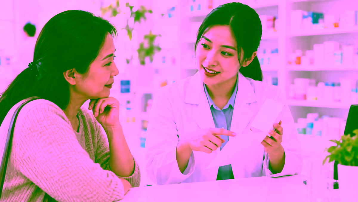 Dược sĩ tư vấn khách hàng cách dùng thuốc nhuận tràng an toàn