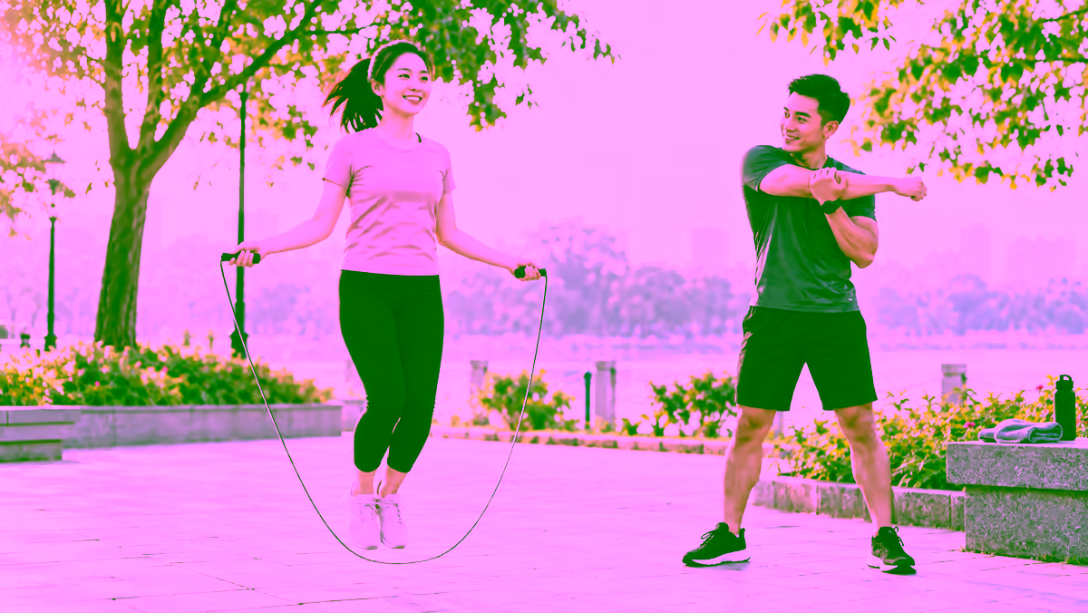 Người tập nhảy dây ngoài trời để rèn sức bền và kiểm soát cân nặng