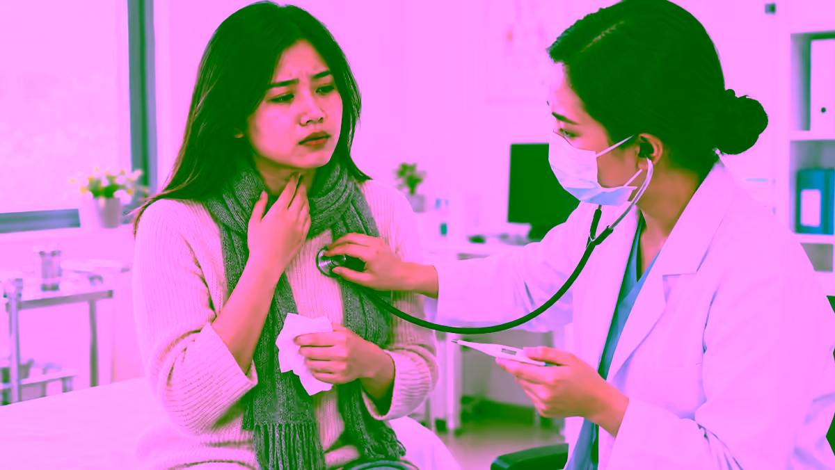 Người bệnh cảm cúm được bác sĩ kiểm tra thân nhiệt và hô hấp