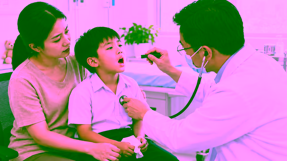 Trẻ được bác sĩ kiểm tra họng và hô hấp cùng mẹ