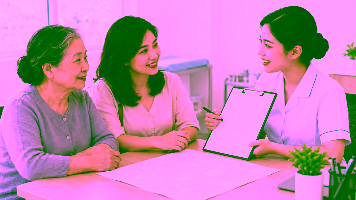 Người cao tuổi và con gái được điều dưỡng tư vấn nơi tiêm vắc xin phế cầu