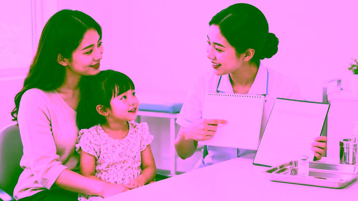 Mẹ và bé được điều dưỡng tư vấn lịch tiêm vắc xin phế cầu