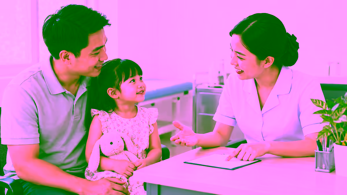 Bé được cha đưa đến cơ sở tiêm chủng để được tư vấn vắc xin phế cầu