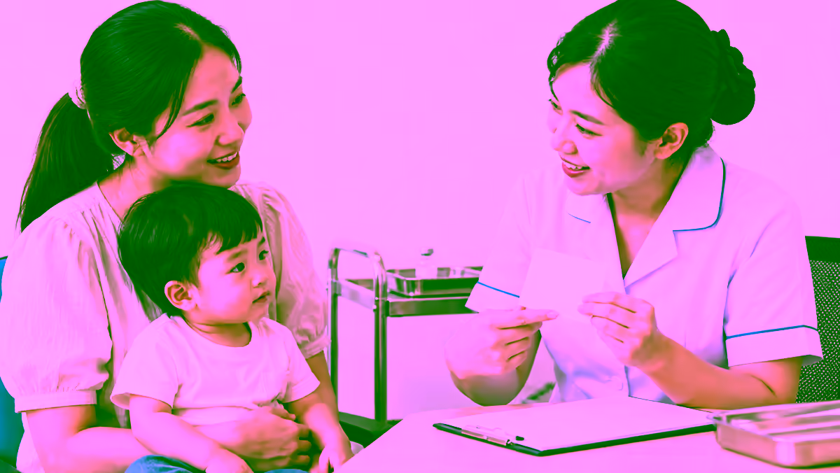 Mẹ đưa trẻ đến cơ sở tiêm chủng để được tư vấn vắc xin phế cầu
