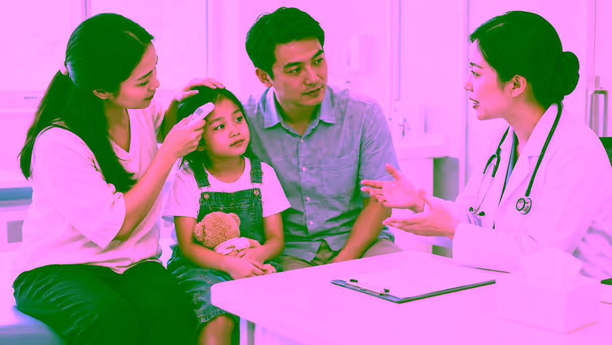 Gia đình được bác sĩ hướng dẫn nhận biết dấu hiệu sốt và theo dõi sức khỏe cho trẻ