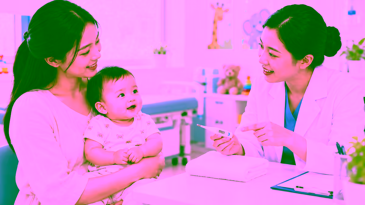 Bé 9 tháng được mẹ đưa đi khám và được bác sĩ hướng dẫn theo dõi sau tiêm vắc xin