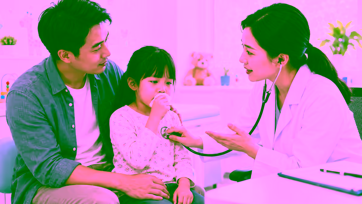 Trẻ ho kéo dài được bác sĩ nhi khoa khám cùng phụ huynh