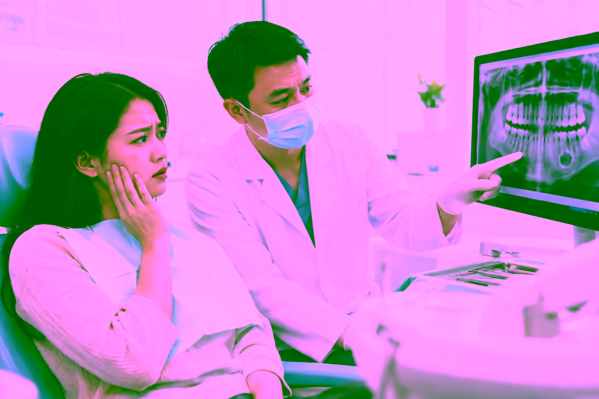 Bệnh nhân đau vùng má và nha sĩ xem phim X-quang hàm