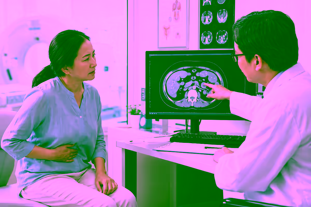 Bác sĩ giải thích phim CT bụng cho bệnh nhân tại phòng chẩn đoán hình ảnh