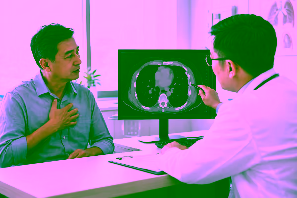 Bệnh nhân đau ngực trao đổi với bác sĩ bên cạnh phim CT lồng ngực