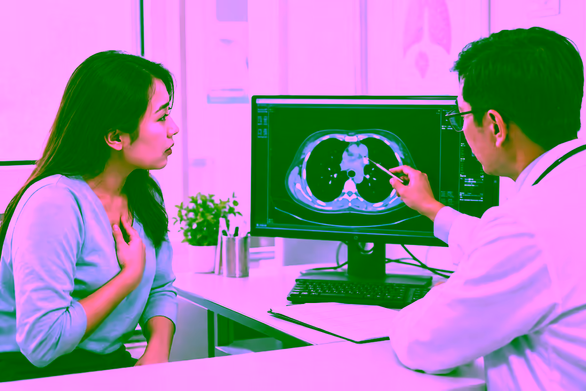Bác sĩ giải thích phim CT lồng ngực cho bệnh nhân có cảm giác tức ngực