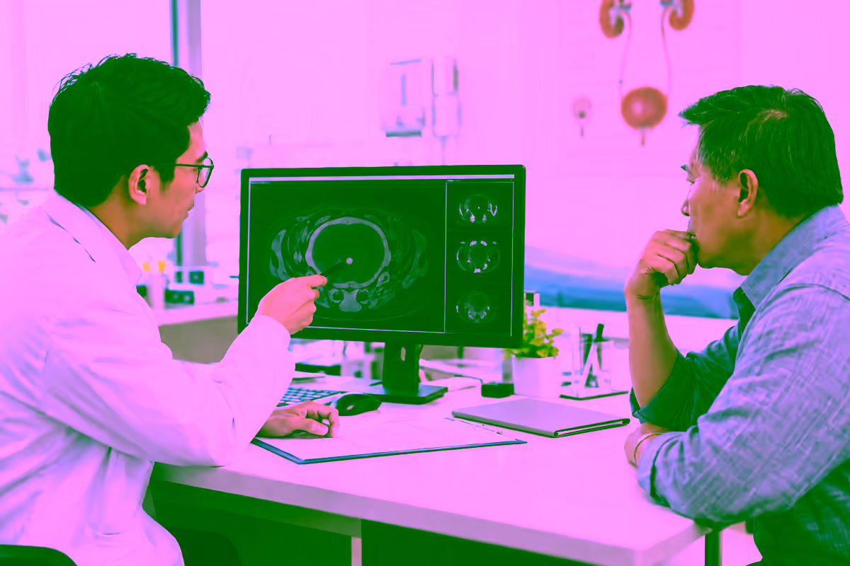 Bác sĩ tiết niệu giải thích phim chụp vùng chậu cho bệnh nhân