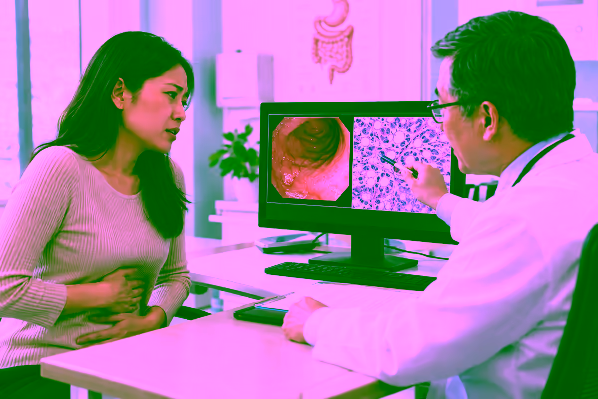 Bệnh nhân đau bụng trao đổi với bác sĩ tiêu hóa bên cạnh hình ảnh nội soi và mô bệnh học
