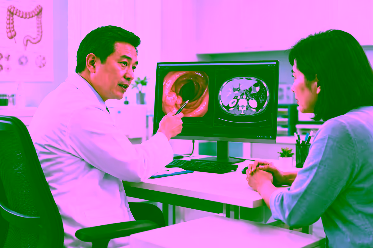 Bác sĩ tiêu hóa giải thích hình nội soi đại tràng và phim CT cho bệnh nhân