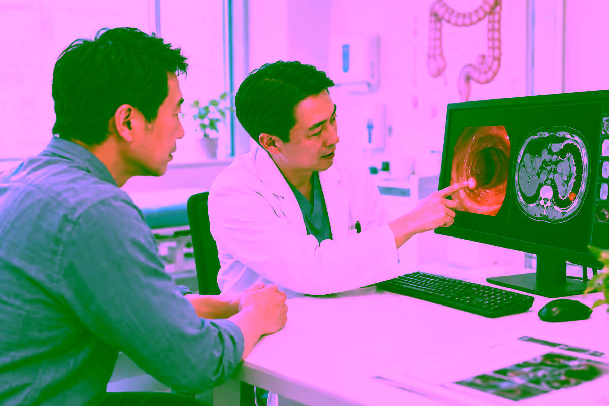 Bác sĩ tiêu hóa giải thích phim nội soi đại tràng cho bệnh nhân