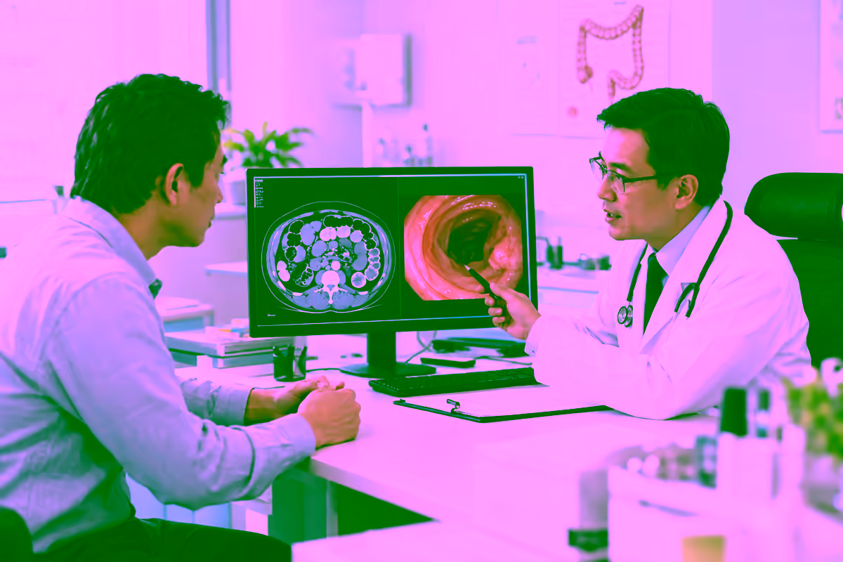Bác sĩ tiêu hóa giải thích phim CT và hình nội soi đại trực tràng cho bệnh nhân