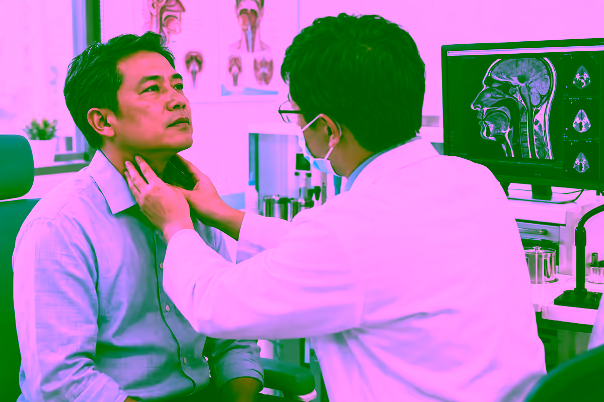 Bác sĩ tai mũi họng khám vùng cổ và xem phim MRI cho bệnh nhân