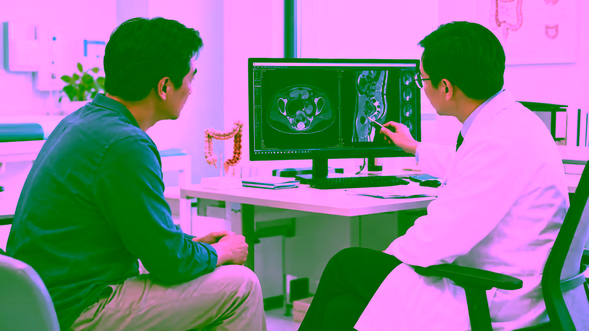 Bác sĩ đại trực tràng tư vấn cho bệnh nhân bên cạnh phim MRI vùng chậu