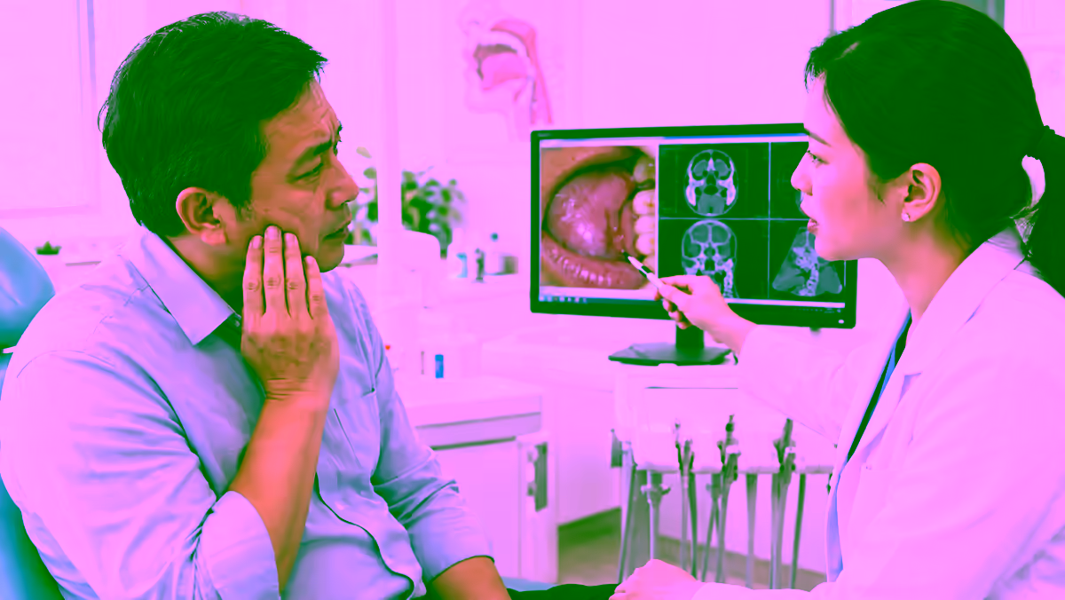 Người bệnh đau vùng má được bác sĩ khám ung thư khoang miệng